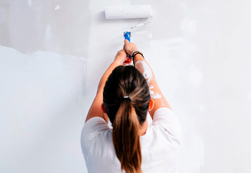     В какой цвет покрасить небольшую комнату и можно ли прямо поверх обоев?