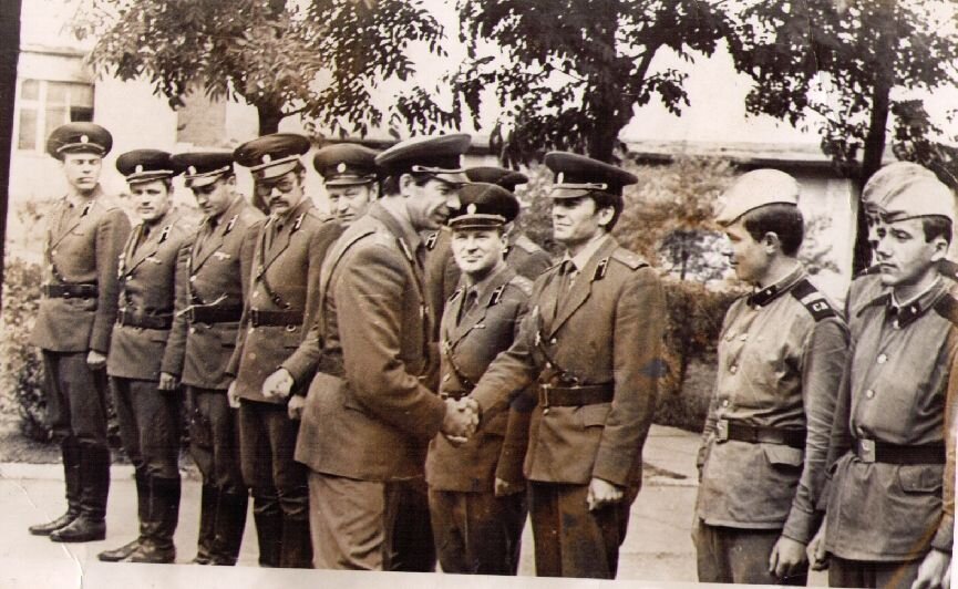 Командир 1571 ортб ВНОС ПВО Майор Гриценко Виктор Павлович жмет руку замполиту роты ст. лейтенанту Михаилу Сироштану. Достойные офицеры...