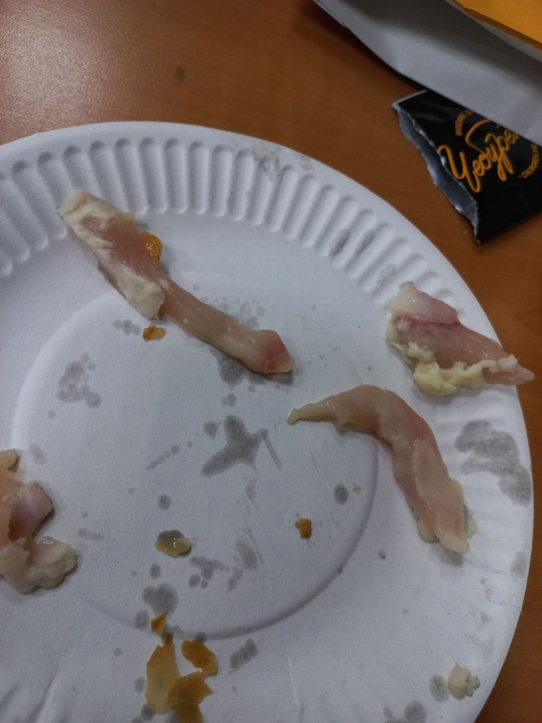    Сырое мясо в чебуреке