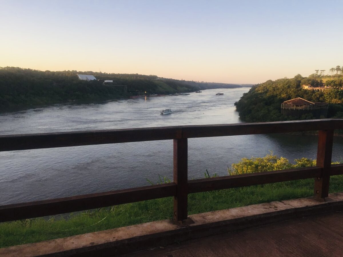 Смотровая площадка в Аргентине. Справа через реку - Бразилия, слева - Парагвай 