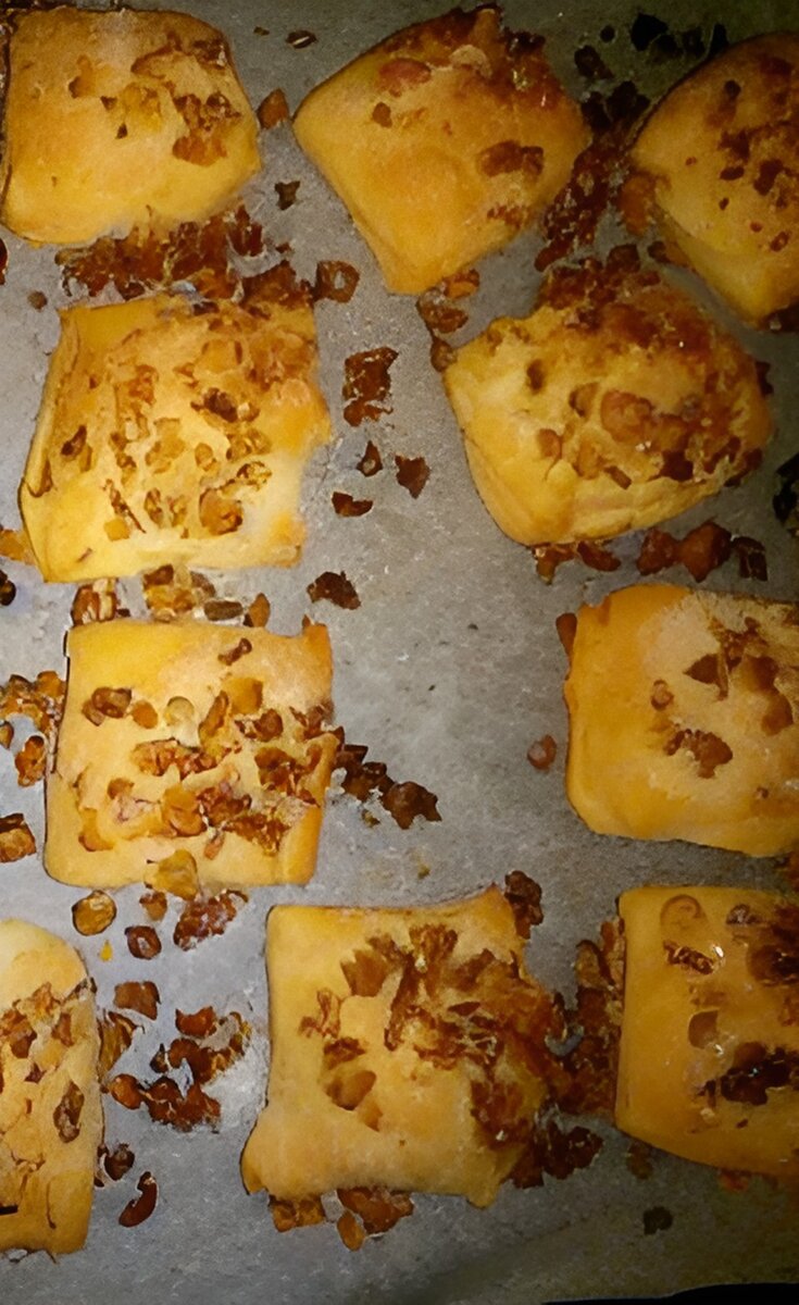 Слойки с сахаром и орешками