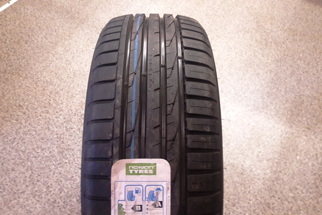 Здесь у нас Nokian Tyres Hakka Blue 2. Такую красоту я находил за где-то за 3500 рублей и очень ей доволен. Такие твердые "бока" еще поискать надо!