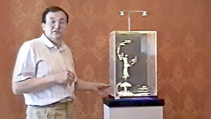 Художник Алексей Зеля у своего произведения "Вдохновение", 1996 г