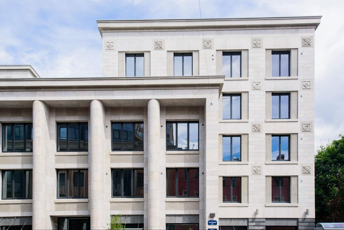 Futurist — клубный дом на Петроградской стороне, построенный по проекту известного архитектора Евгения Герасимова. Это семь корпусов с отделкой из юрского мрамора и изящными фасадными розеттами в стиле ар-деко. Входную группу украшают работы известного скульптора Дмитрия Жукова. Листайте галерею, чтобы увидеть больше фотографий.