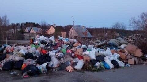    В Кировском районе Казани сразу в нескольких местах обнаружили проблемы с вывозом мусора. Жалобы местных жителей появились в различных сообществах социальной сети «ВКонтакте» и Telegram-каналах города.