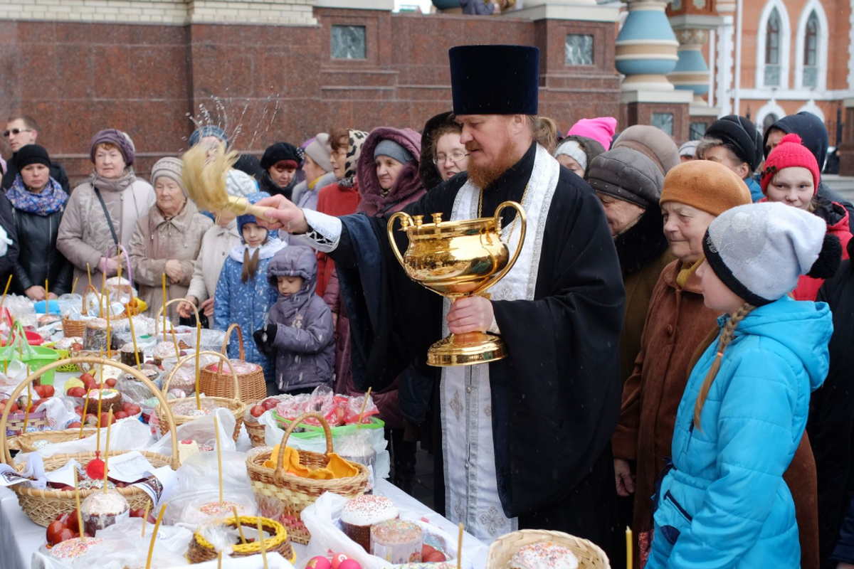 До скольки освящают куличи. Храм Рождества Христова Пасха Домодедово освящение куличей. Покровский монастырь освящение куличей. Освящение куличей на Пасху. Освящение куличей и яиц в церкви.