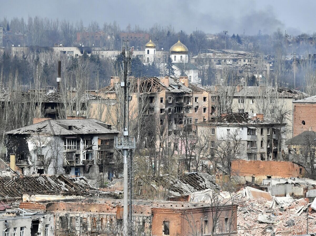    Разрушенные здания в центре Артемовска© РИА Новости / Евгений Биятов