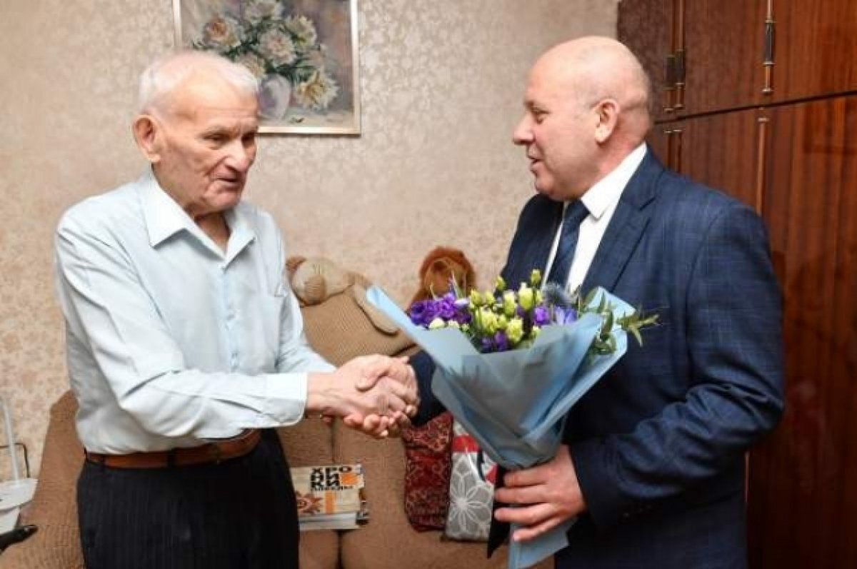    Сергей Кравчук поздравил Заслуженного ветерана Хабаровска с 95-летием