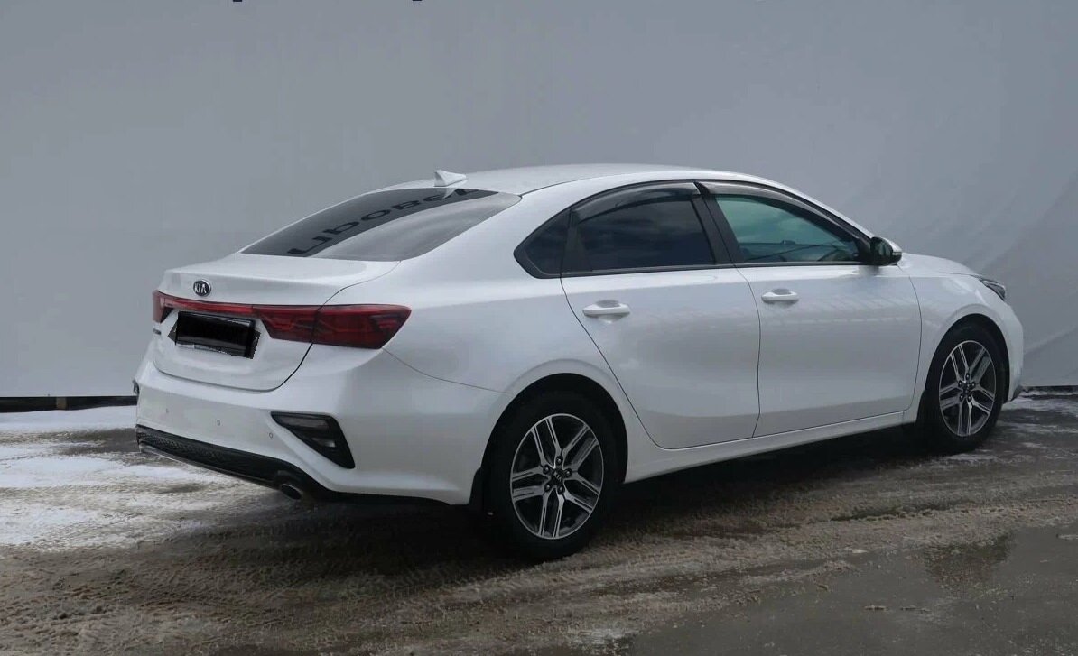 Авто отличается солидным дизайном.