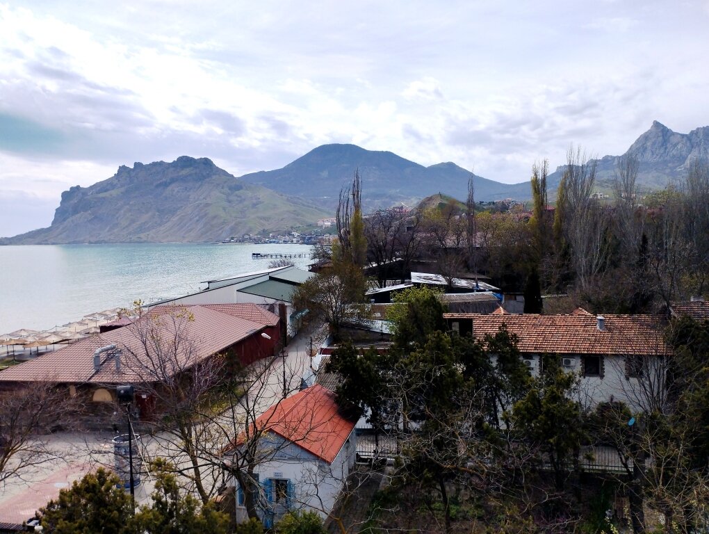 Вид на вулкан Карадаг с крыши Дома-музея Волошина. Сегодня. Фото автора канала