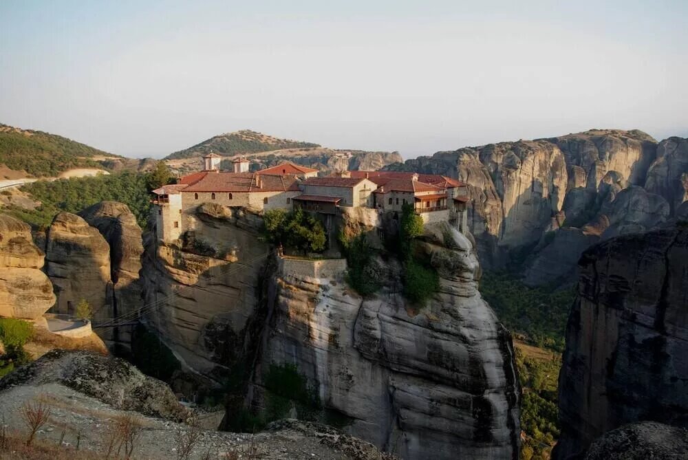 Двадцать четыре монастыря были построены во времена великого возрождения отшельнического идеала в XV веке. Фрески XVI века знаменуют собой ключевой этап в развитии поствизантийской живописи. 
