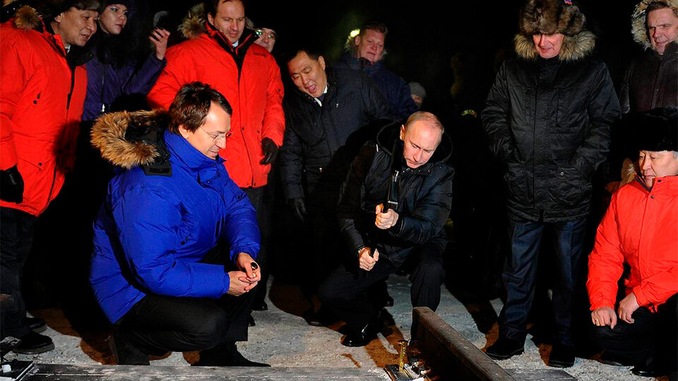     Владимир Путин с Русланом Байсаровом вбивают золотой костыль на запуске строительства железной дороге Кызыл – Курагино в 2011 году. Первые составы по ней должны были пустить уже в 2016 году. Но реализацию проекта приостановили