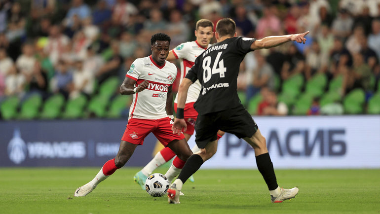    Квинси Промес и Вячеслав Литвинов в матче «Краснодар» — «Спартак». Global Look Press