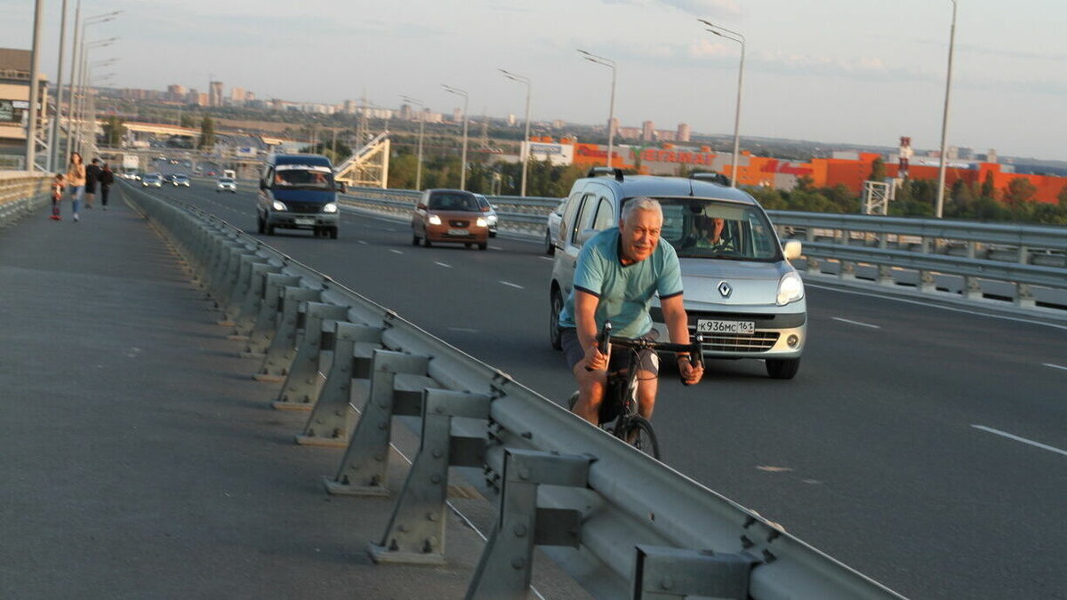     Проблему с автобусами в Ростове-на-Дону нужно было начинать решать еще в марте, заявил в разговоре с корреспондентом RostovGazeta ростовский блогер-урбанист Артемий Зайцев.