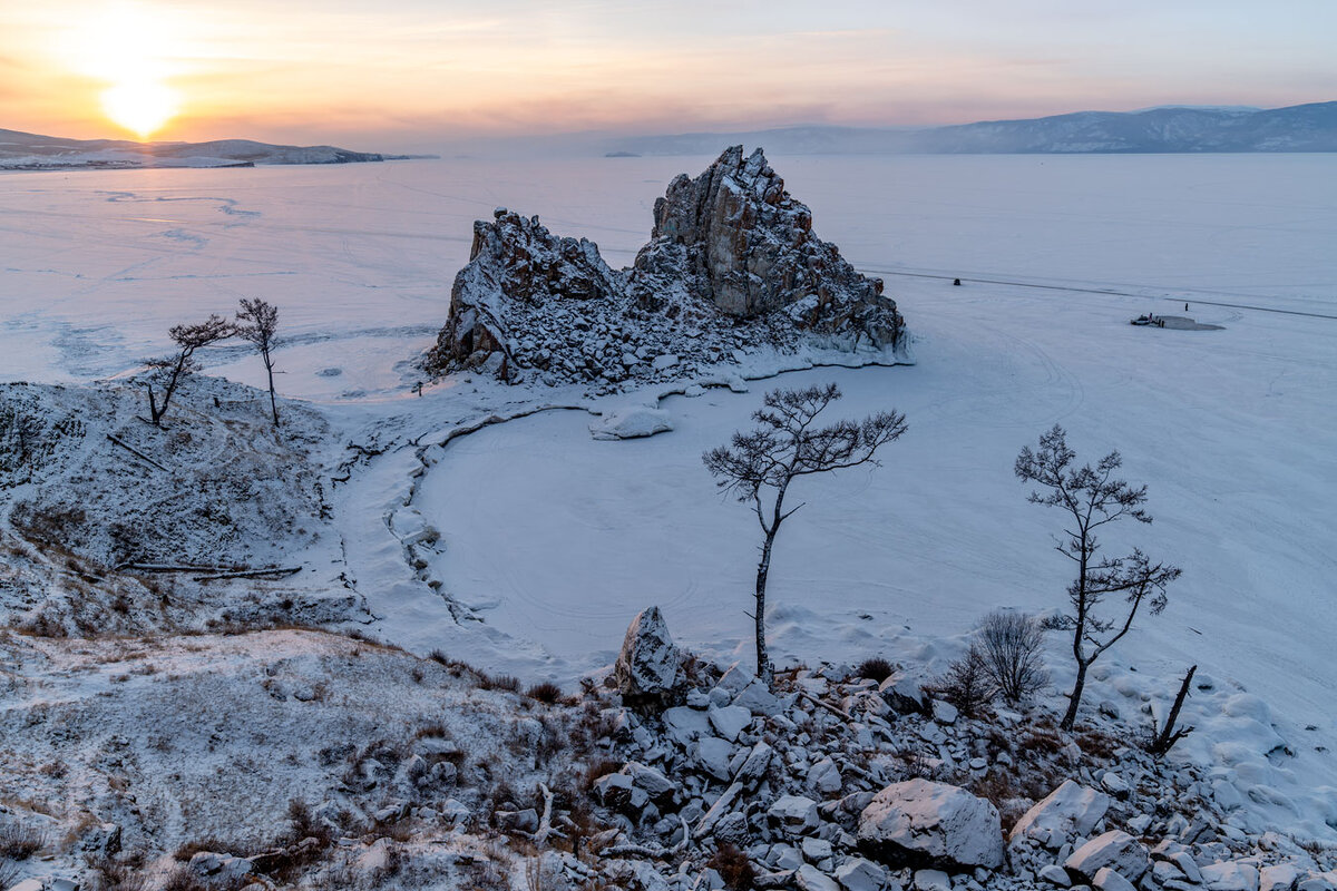 Мыс Бурхан, Шаман-скала.