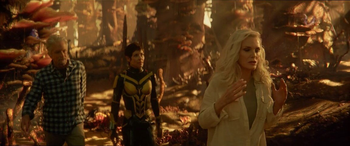 Первую половину фильма, пока герои добираются из точки А в точку Б, Дженет упорно играет в молчанку без каких-либо причин.