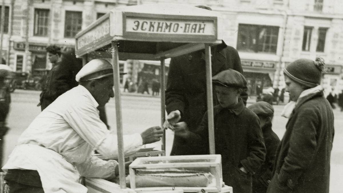    Продажа мороженого в Театральном проезде, начало 1930-х годов / Фото: Эйрик Сундвор