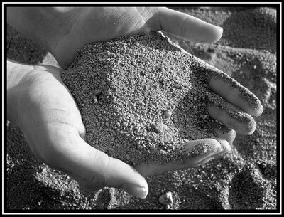 Наша первая остановка — «миллион» или 10 в 6-й степени. Это большое число, но все-таки оно не поражает воображение настолько, насколько это делают те числа, к которым мы перейдем вскоре. С миллионами чего-либо мы сталкиваемся довольно часто. До миллиона можно даже досчитать, и один весьма необычный человек по имени Джереми Харпер сделал это, транслируя свой трехмесячный счетный марафон в Интернет. Кстати, миллион секунд — это всего-навсего 11,5 дней. Миллиона рублей может не хватить для покупки хорошего автомобиля или скромной квартиры в Санкт-Петербурге. Стопка из миллиона книг, поставленных друг на друга, не выйдет даже за пределы атмосферы Земли. В свою очередь, из миллиона букв можно составить одну, достаточно большую, книгу (например, полная Библия состоит из более чем 2,5 миллионов букв). Миллион горошин поместится в большом мешке, который в принципе можно будет даже приподнять, если вы не боитесь надорваться. Миллион песчинок запросто поместится в пригоршне.



А миллион бактерий будет едва различим невооруженному глазу. Человеческий волос, увеличенный в миллион раз, будет диаметром около 100 метров. Здание в миллион этажей (если бы такое можно было построить) поднялось бы в высоту на 2,5 тысячи километров, — в 4 с лишним раза выше, чем летает телескоп Хаббла и большинство искусственных спутников Земли.