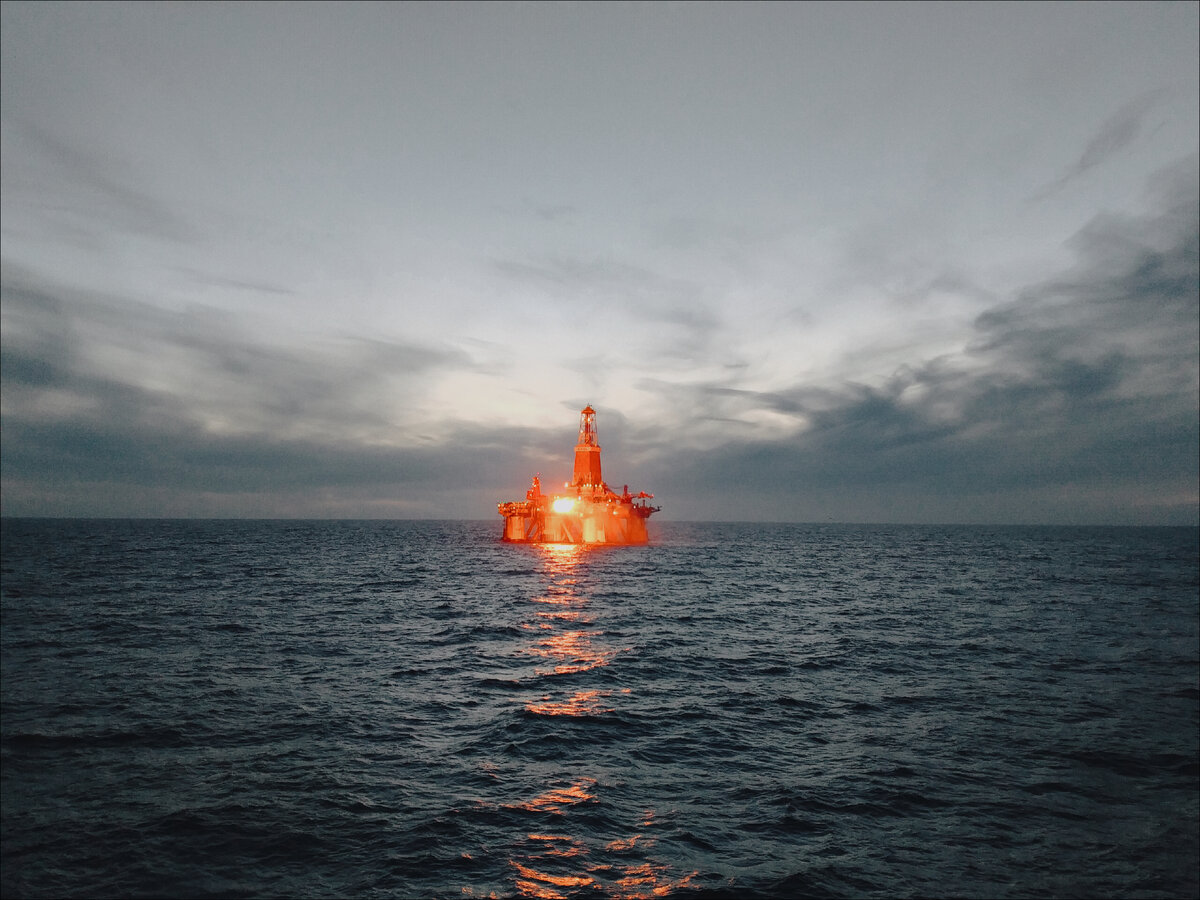 Полупогружная нефтяная буровая платформа