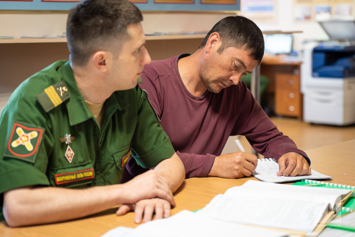 ​На первом этапе в пункте отбора с ними беседуют психологи, затем будущие контрактники проходят медицинское обследование. Фото: © Владимир Васильев / «Татар-информ»