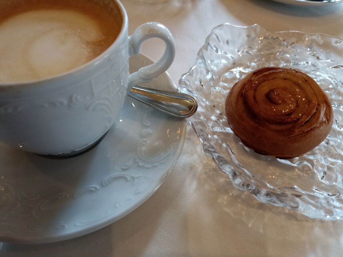 Булочка с корицей в гранд-кафе Dr Живаго, г. Москва. Фото автора.