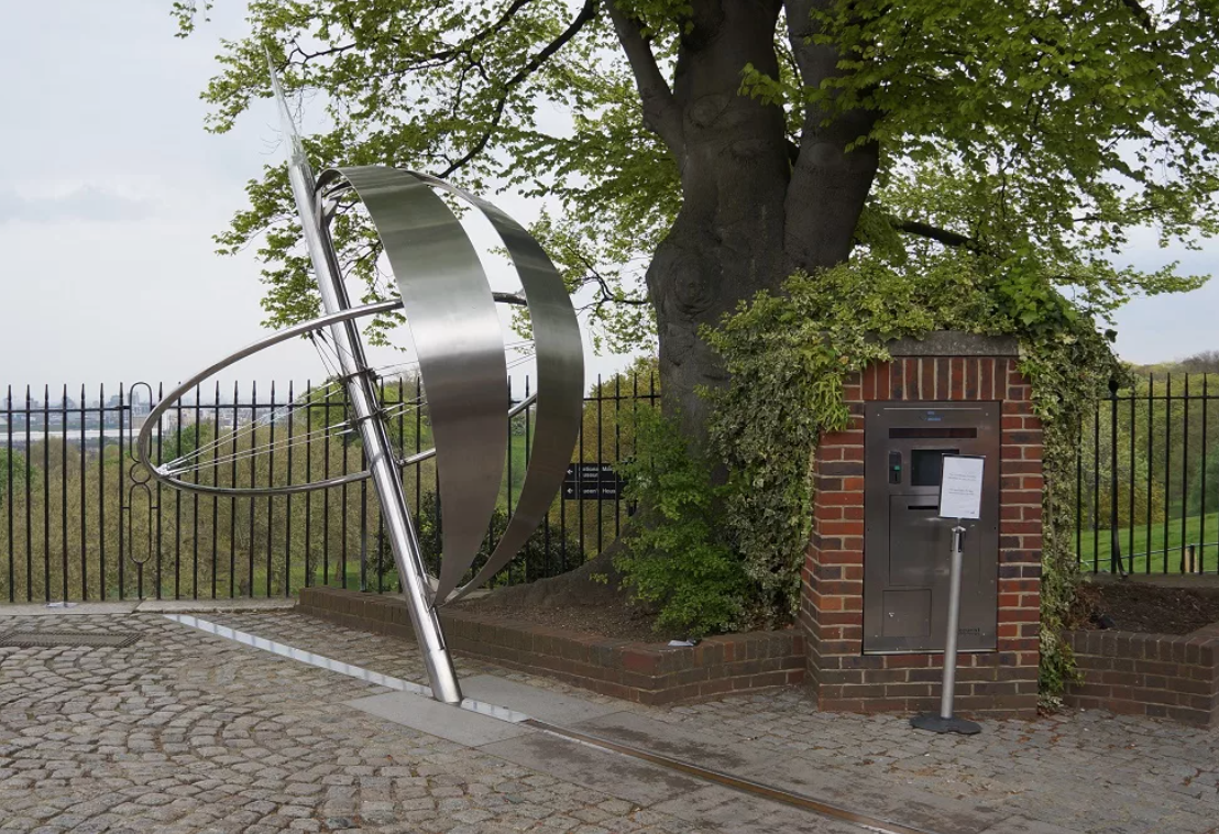 Нулевой меридиан делит. Гринвичская обсерватория нулевой Меридиан. Гринвичский Меридиан в Лондоне. Гринвич Англия нулевой Меридиан. Нулевой Меридиан в Лондоне обсерватория Гринвич.