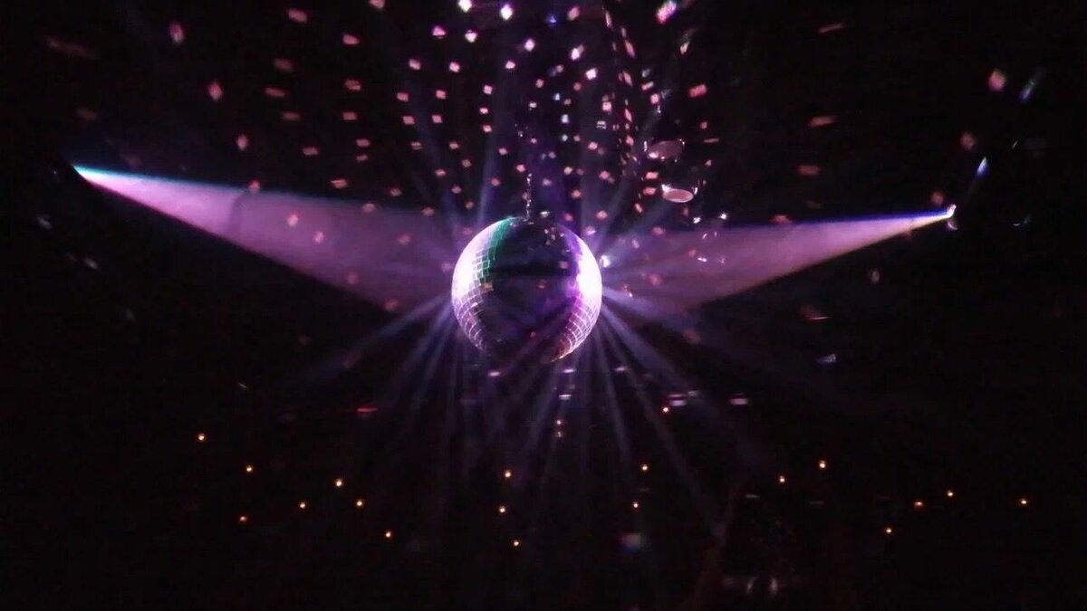     В казанском караоке-баре убили мужчину. По данным Telegram-канала Mash Iptash, он хотел потанцевать с девушкой, но завязалась драка.