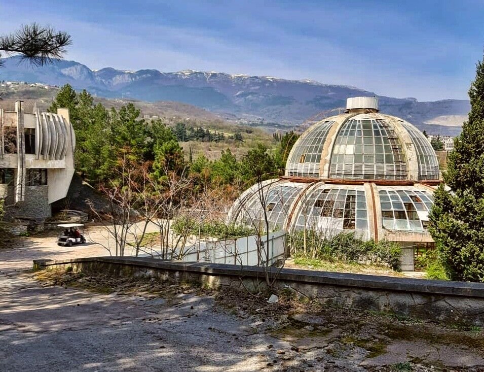 Оранжерея Зимний Сад - территория военного санатория Крым (Партенит).