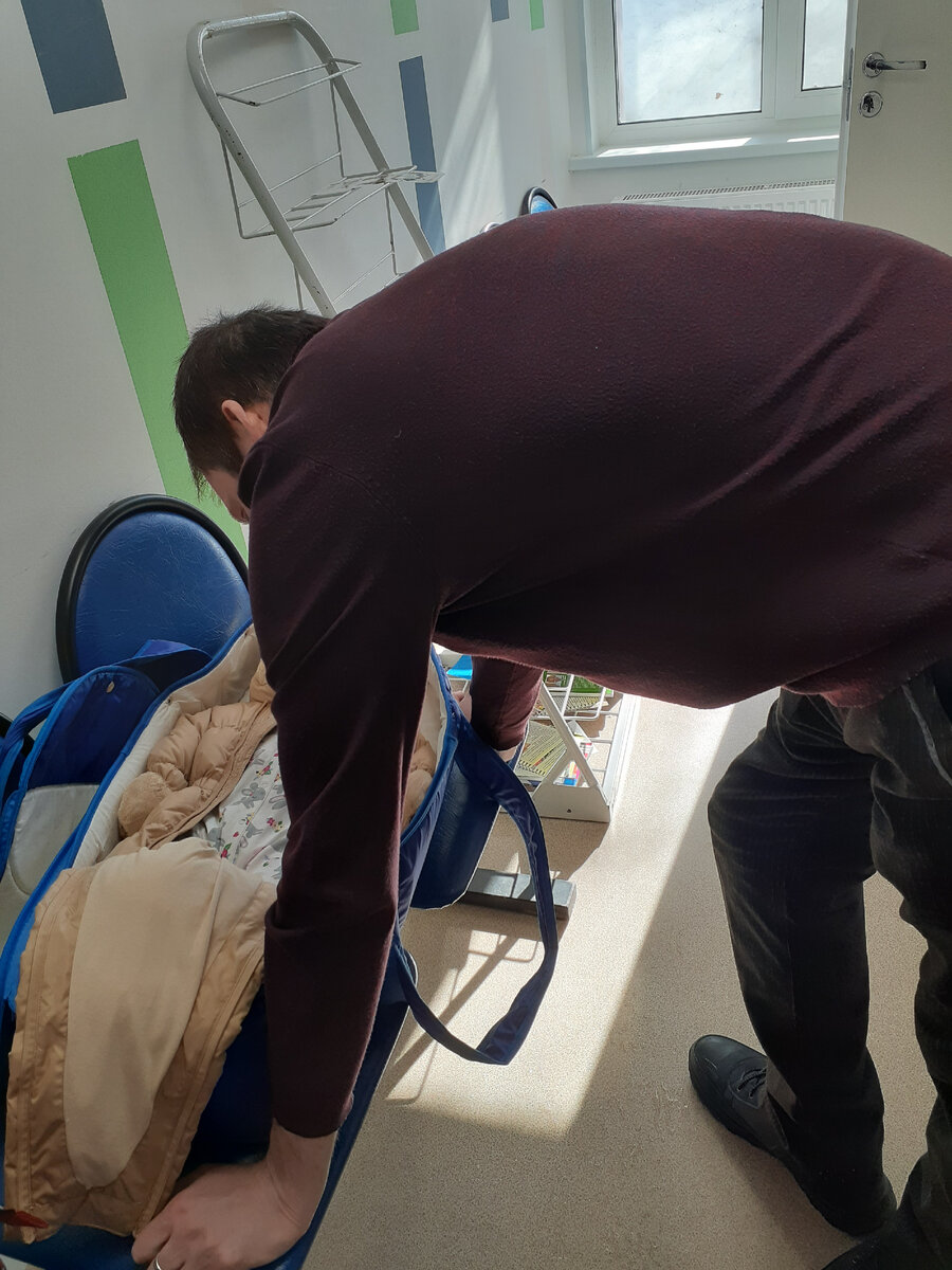 Папа раздевает Марго на ЛФК.