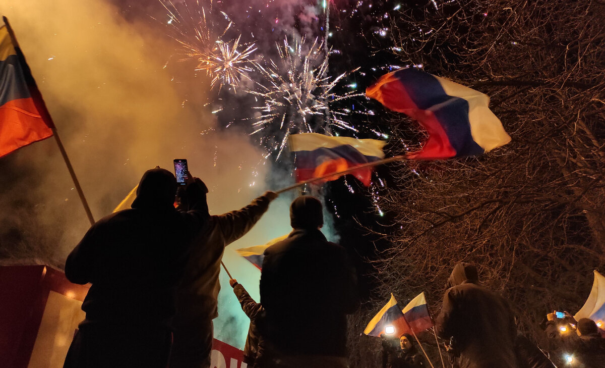 Жители Донецка и Луганска празднуют признание Россией ДНР и ЛНР // Sputnik / Сергей Аверин