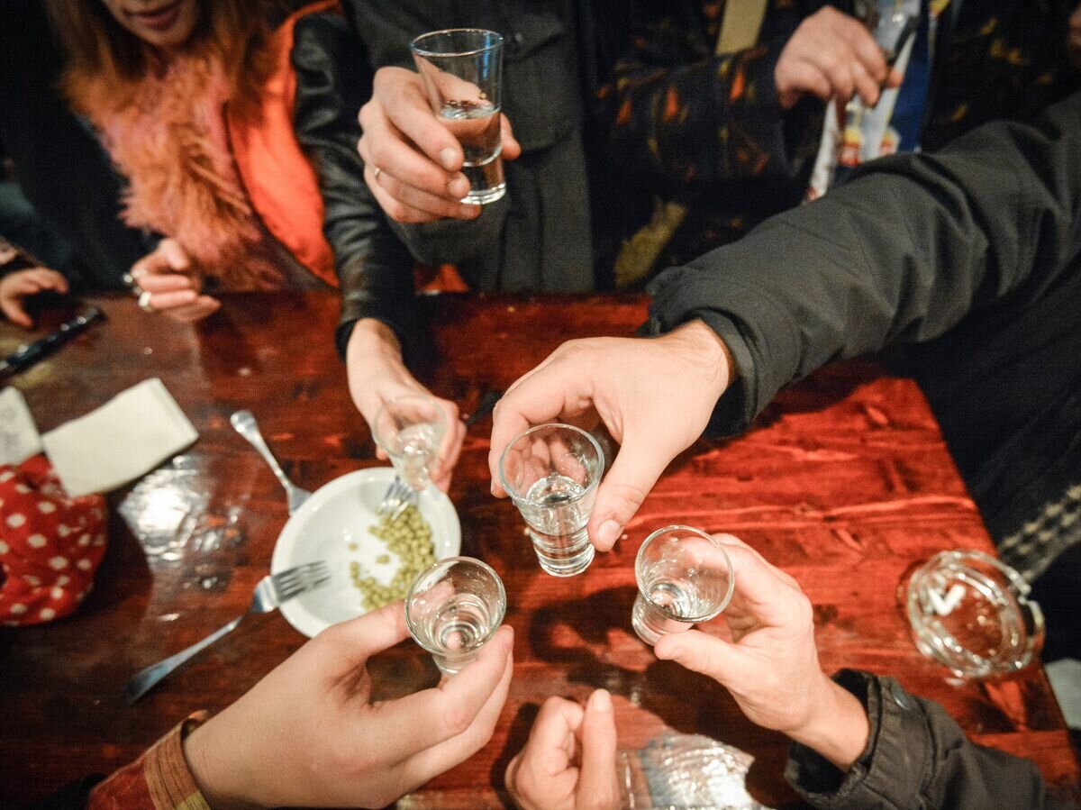    Посетители пивного бара© РИА Новости / Алексей Куденко