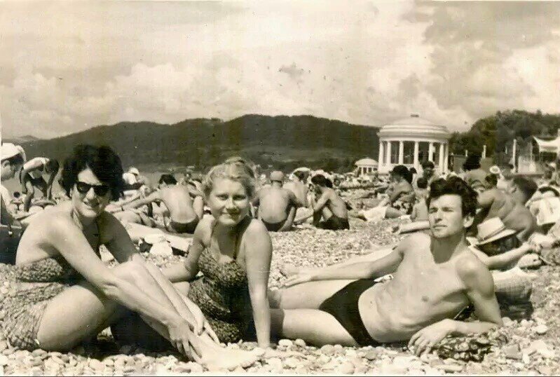На пляже санатория "Новые Сочи". Краснодарский край 1955-1958 год.