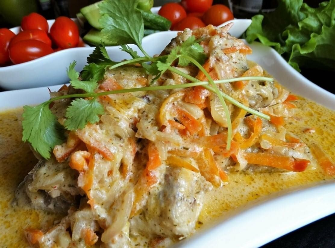 Минтай, тушёный с овощами в сметанном соусе