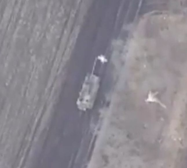 Польская САУ Krab, приготовленная под Артёмовском "Ланцетом" - основное вооружение МО РФ против САУ, РСЗО, ЗРК и РЛС. В предыдущей статье приводил статистику что основные потери противника не от контрбатарейной борьбы а от как раз дронов и РДГ с ними. От этого ещё сетки спасают но можно так делать одноразовые что ими будет и из в т.ч. стальной проволоки  в несколько слоёв сетка преодолима. Квадрики маневреннее но лишены такой возможности - разве в щёлку где просочиться могут. Да и дальность 2-6км против сейчас 30-40, а можно более 500. Т.е. само понятие фронта уходит в отличие от имеющегося в стиле ПМВ позиционного тупика. Войны современные выигрывают те кто думают и делают. 
