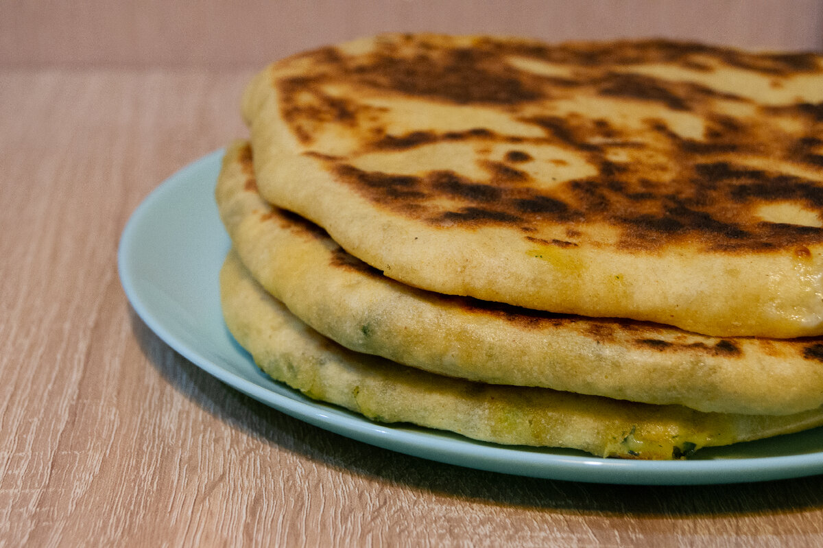 КУКУРУЗНЫЕ ЛЕПЁШКИ С СЫРОМ, КАРТОФЕЛЕМ И ЗЕЛЕНЬЮ | На обед не только трава  | Дзен