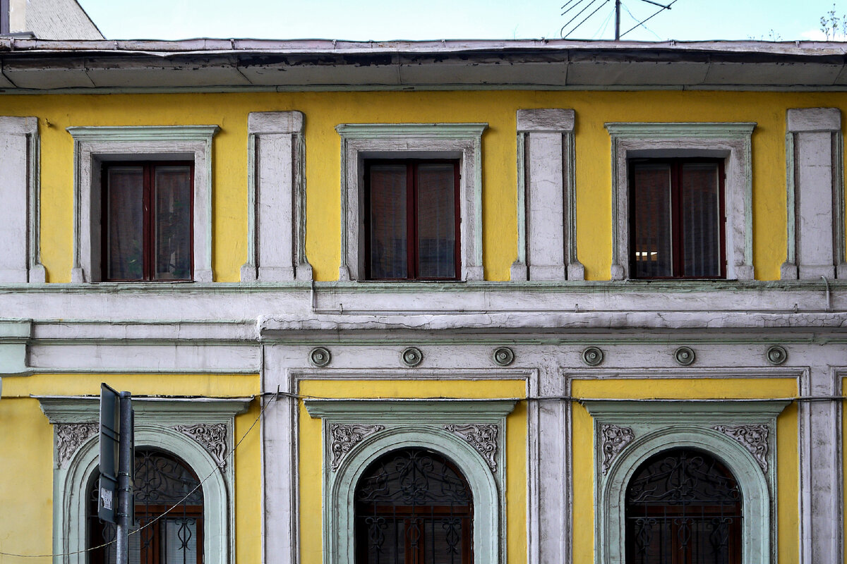 Фото ph_zakharenkova апрель 2023, Москва, Милютинский переулок, 8с1, фрагмент фасада