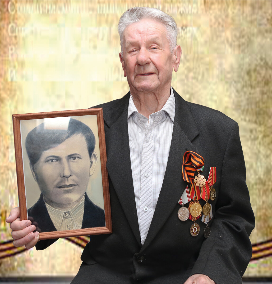 Труженик тыла Александр Панаев с портретом отца-фронтовика