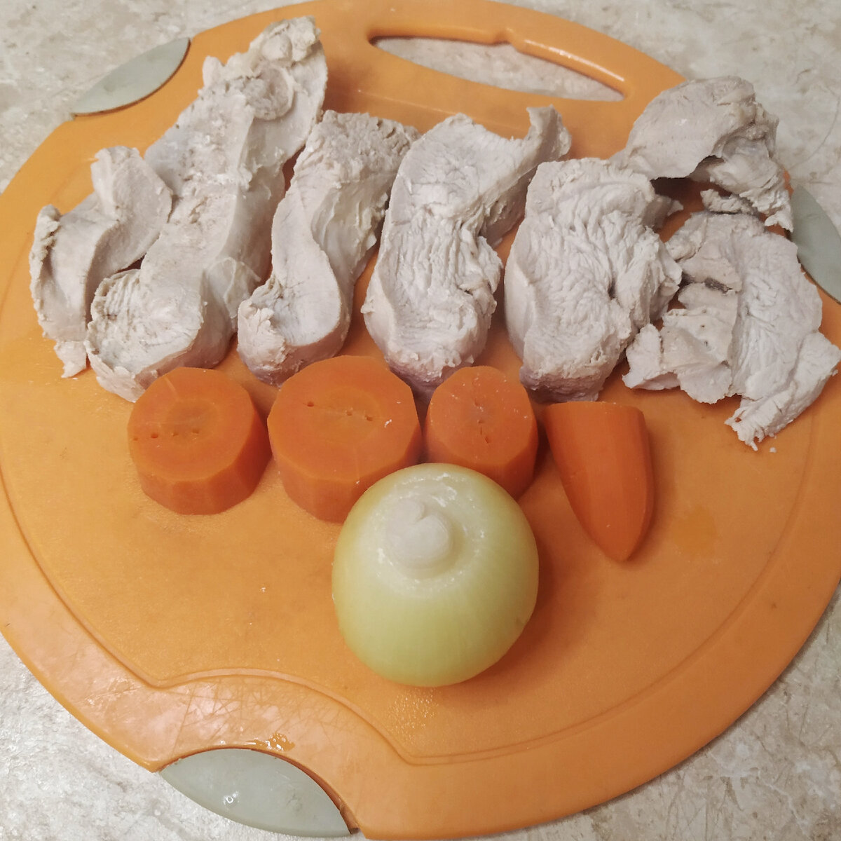 Готовые (отварные) лук, индейка и морковка