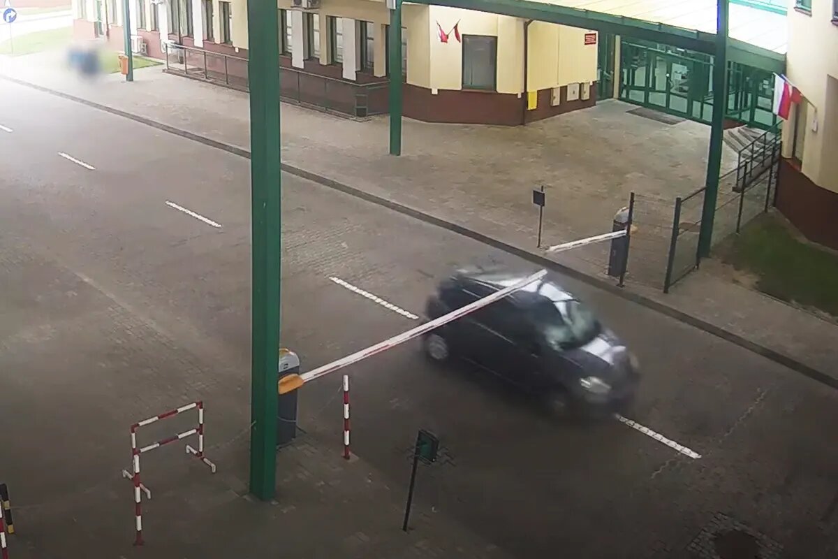 Момент тарана шлагбаума. Источник фото: https://news.myseldon.com/ru/news/index/283311933