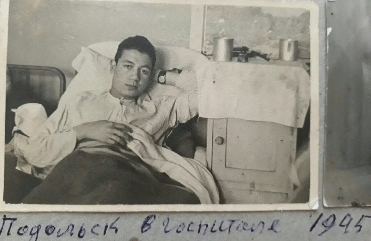 На фото мой дедушка по линий отца. 
Шота Чинсаевич родился в 1926 году, в Грузий Зестафонский район село Шорапани. Ушёл на фронт добровольно, в возрасте 16 лет. Воевал в городе Калининград, в период ВОВ назывался Кёнигсберг. 
Получил серьезное ранение руки и был отправлен в госпиталь.
Награждён огромным количеством медалей, в том числе и Орденом Красной Звезды.
Всю свою жизнь жил в Грузии, город Гурджаани,  где трудился на Винзаводе. Сам изобрел технологию переработки винограда, за что так же был награжден Орденом Ленина. Был очень уважаемым человеком в Грузии.
Умер в 2009 году.
Дедушка, вечная тебе память, любим и гордимся тобой!!!