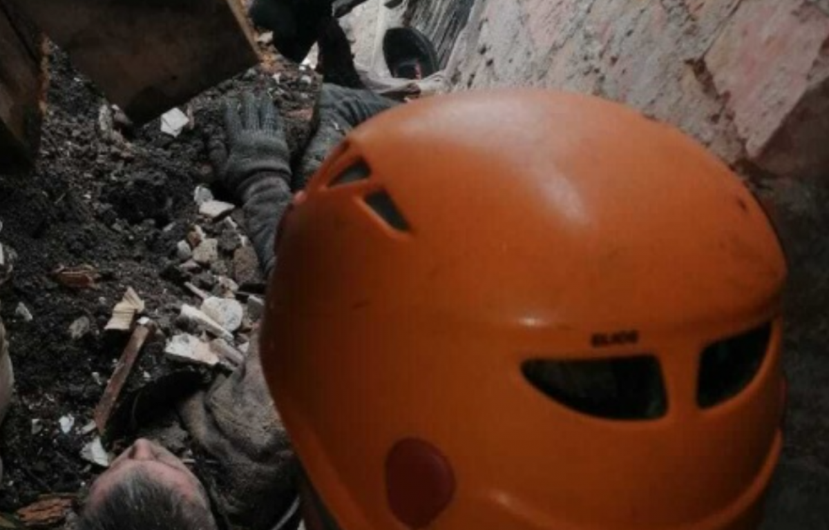    В Комсомольске-на-Амуре спасли рабочего из-под завалов в заброшенном доме