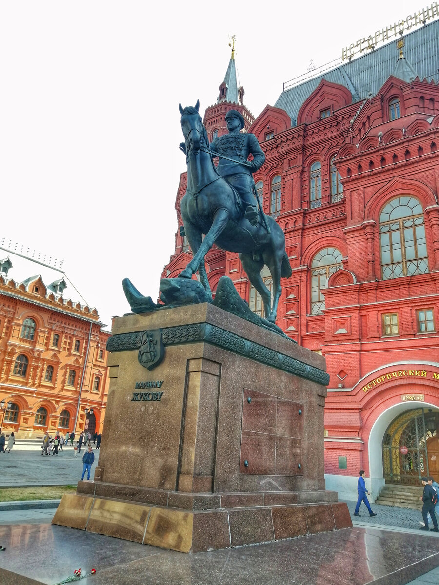 Памятник жукову в москве на манежной. Памятник Жукову на Манежной площади. Памятник Жукову в Омске. Памятник Георгию Константиновичу Жукову. Памятник Жукову Белгород.