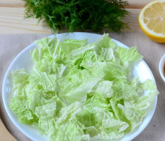 Пекинская капуста. Сверху укладываются остальные ингридиенты. 