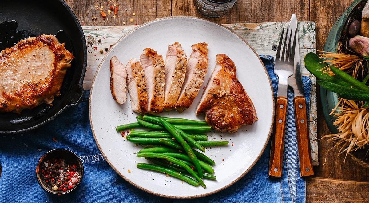 Вкус у таких отбивных будет очень простым – вкусом хорошо поджаренной свинины. Если вам захочется добавить специи (паприку, зиру, кориандр, карри или другую любимую смесь) натрите ими свинину перед обжариванием.