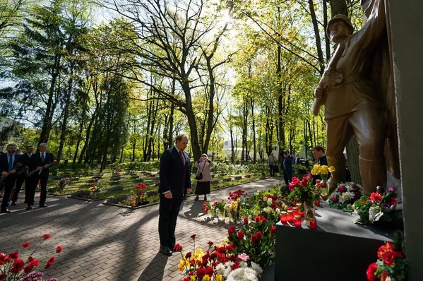 На Покровском кладбище в Риге расположены два места захоронения красноармейцев – меньшее, относящееся к лету 1941 г., и большее, относящееся к 1944-1946 гг.