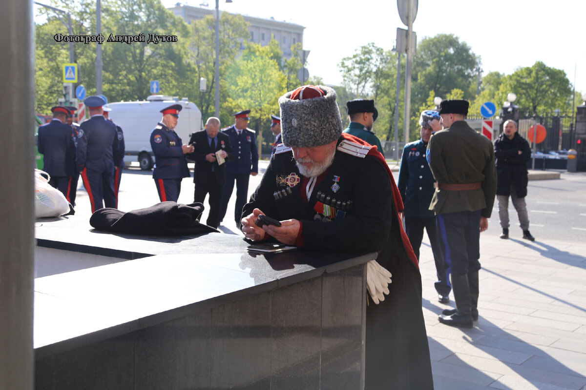 Казаки собираются у входа в метро «Китай-город» для похода на Парад Победы. 9 мая 2023 года. Красная площадь. /фото из моего личного архива/