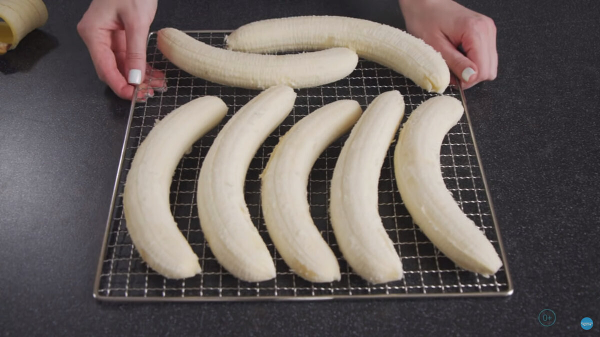 Бананы, которые лежат на сетке от дегидратора RAWMID Classic RCD-06.