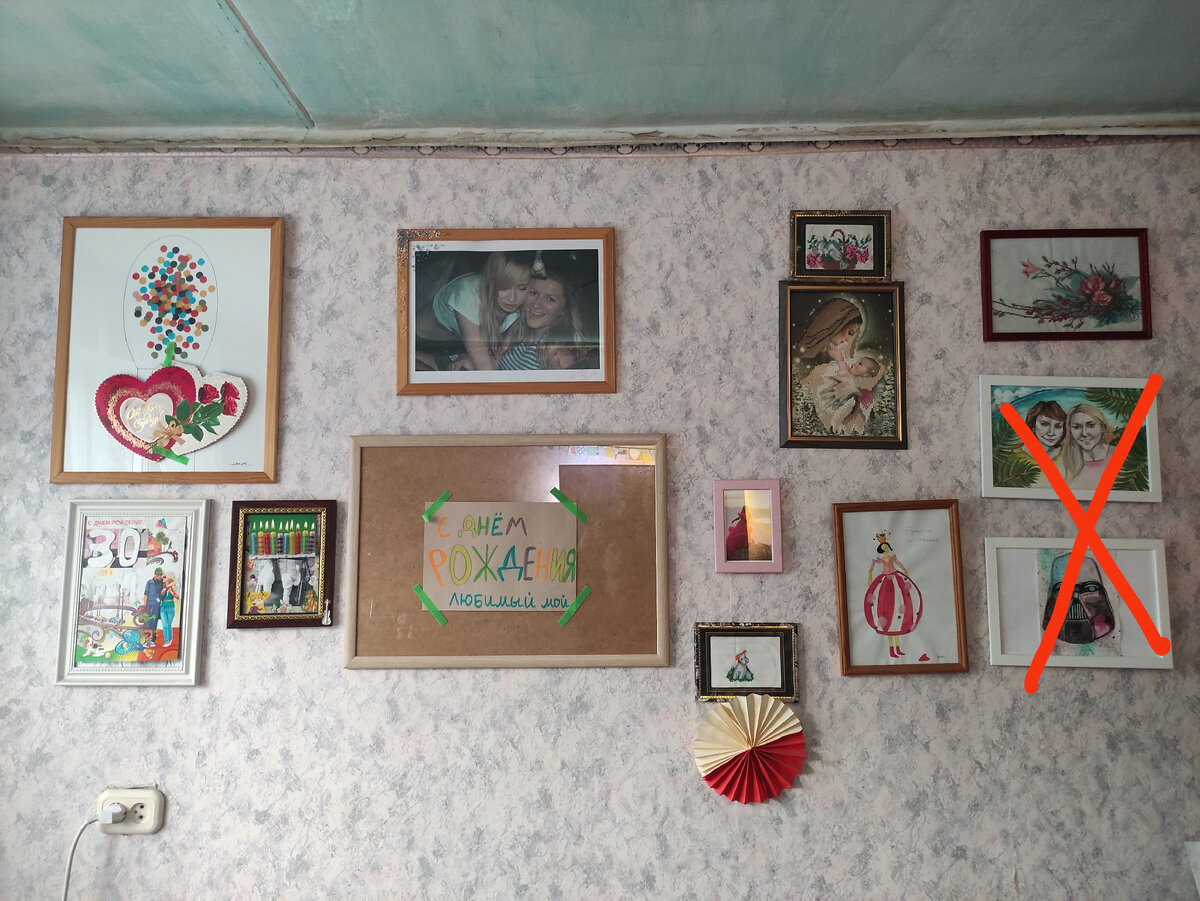 Ещё осталось 11 навесных рамок и 3 настольные, не считая картин, плакатов и постеров :) 