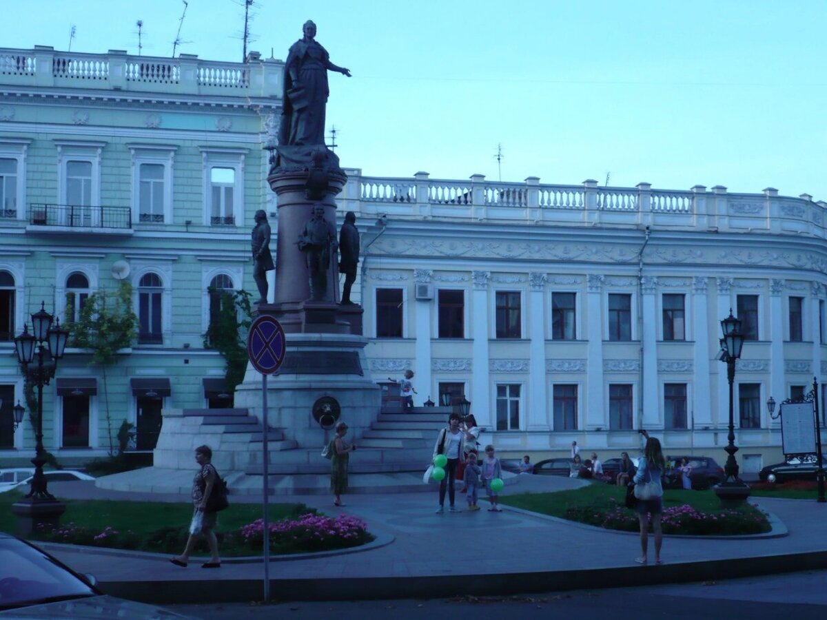Екатерина Великая. Ещё стоит.