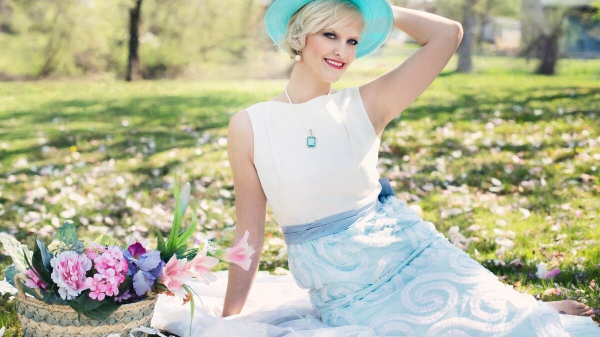     На улице Русская, прямо напротив здания прокуратуры Советского района, расположились отдыхать две дамы. Своим фривольным поведением они привлекли внимание горожан.